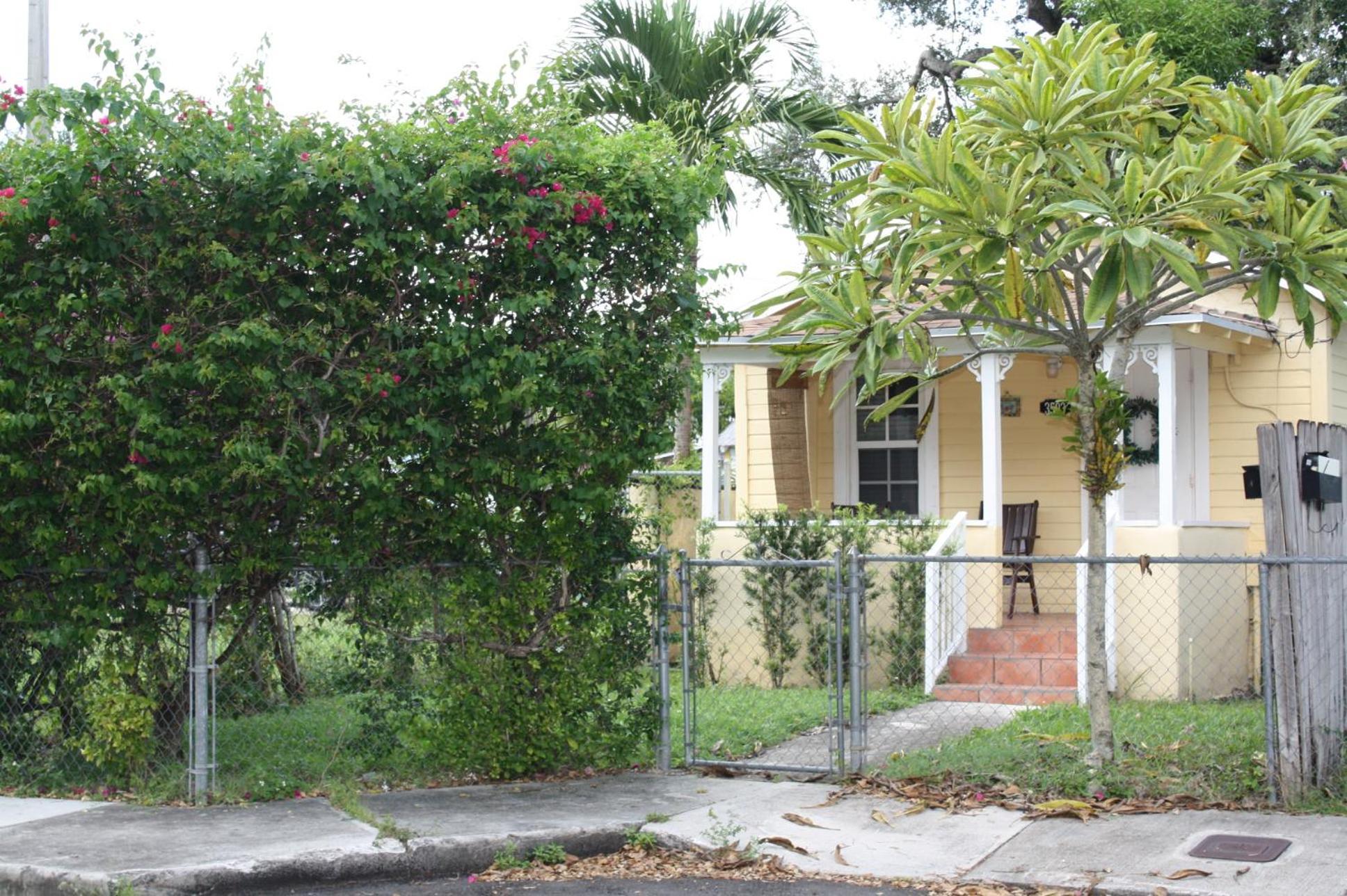 Key West Style Historic Home In Coconut Grove Florida The Yellow House Miami Exterior photo